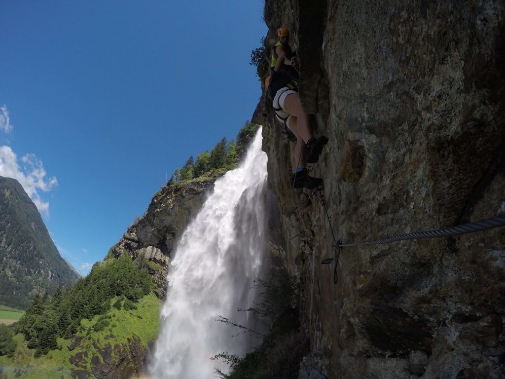 Kletterer vor Fallbach Wasserfall