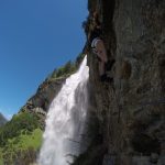 Kletterer vor Fallbach Wasserfall